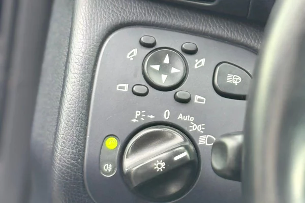 Auto in Vendita a Fier, Mercedes-Benz, 2006 Benzine,Kambio Automatik Pagamento 5,200  Euro.