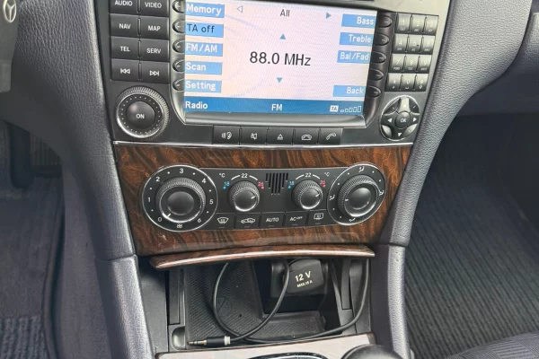 Auto in Vendita a Fier, Mercedes-Benz, 2006 Benzine,Kambio Automatik Pagamento 5,200  Euro.