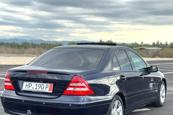 Auto in Vendita a Fier, Mercedes-Benz, 2006 Benzine,Kambio Automatik Pagamento 5,200  Euro.