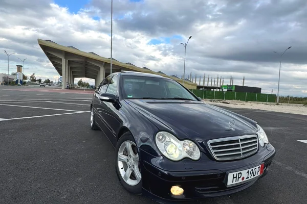 Auto in Vendita a Fier, Mercedes-Benz, 2006 Benzine,Kambio Automatik Pagamento 5,200  Euro.