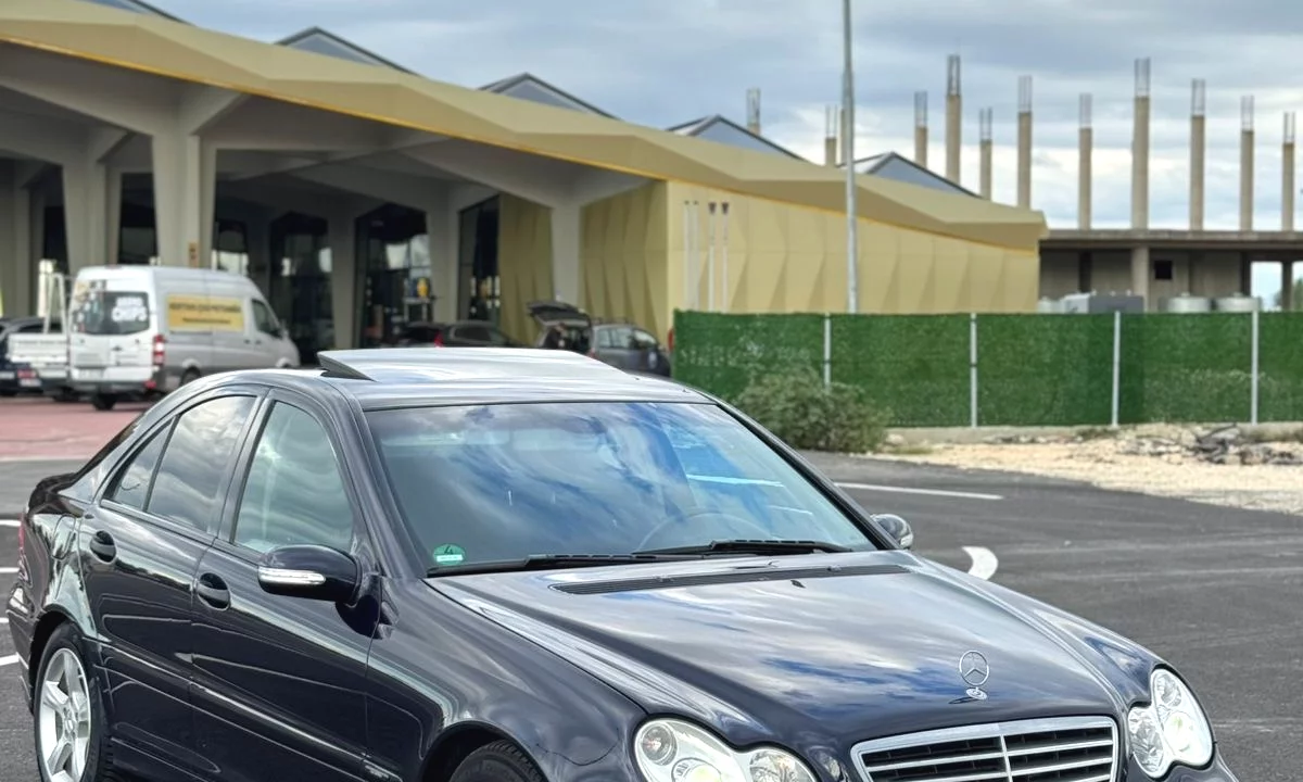 Auto in Vendita a Fier, Mercedes-Benz, 2006 Benzine,Kambio Automatik Pagamento 5,200  Euro.