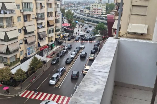 Shtepi me qera Apartament ne Tirane, 2+1, Mobilimi E mobiluar, Pagesa 550  Euro.