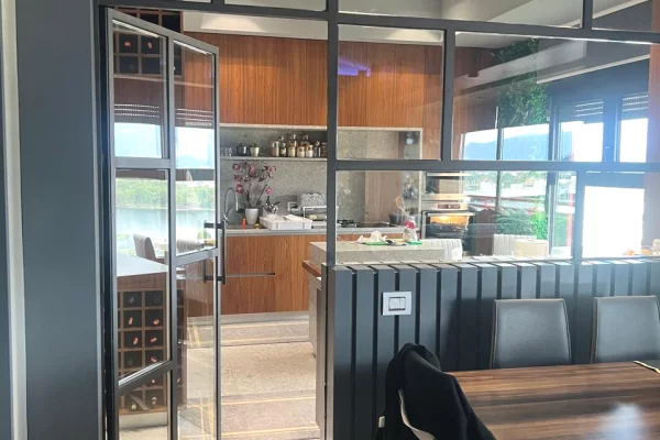 Shtepi me qera Penthose(kati i fundit panoramik) ne Tirane, 4+1, Mobilimi E mobiluar, Pagesa 1,900  Euro.