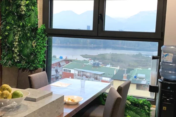 Shtepi me qera Penthose(kati i fundit panoramik) ne Tirane, 4+1, Mobilimi E mobiluar, Pagesa 1,900  Euro.