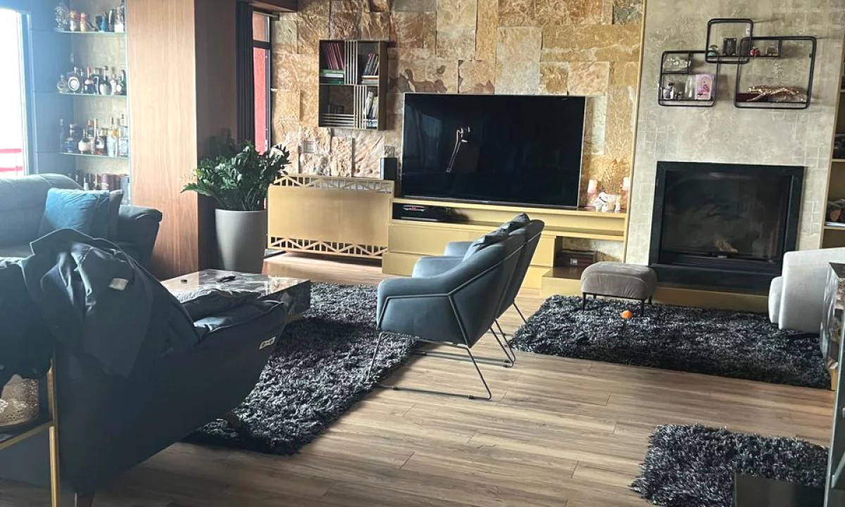 Shtepi me qera Penthose(kati i fundit panoramik) ne Tirane, 4+1, Mobilimi E mobiluar, Pagesa 1,900  Euro.