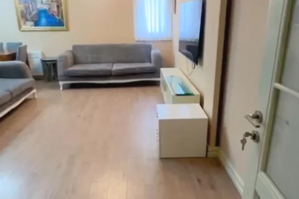 Jepet me Qira 3+1+2 +2 garazhde te liqeni thate