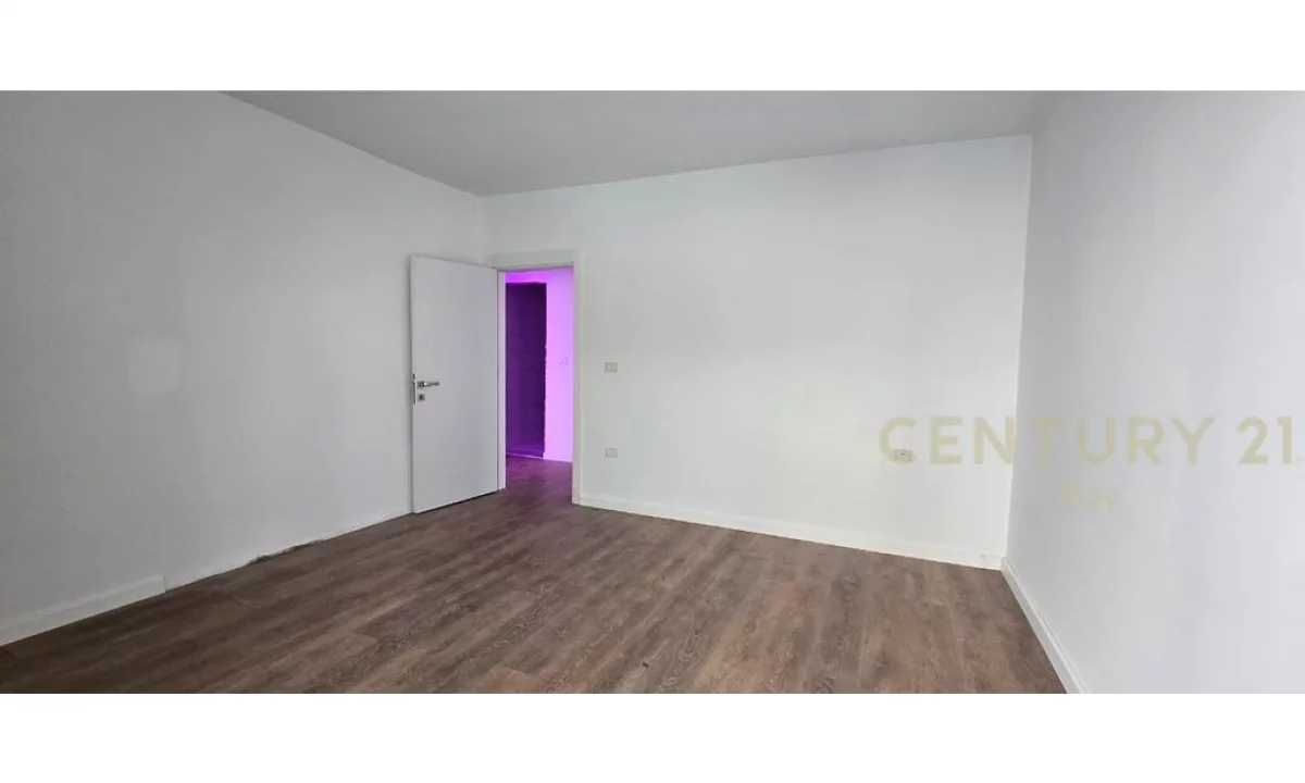 Shtepi ne shitje Apartament ne Durres, 2+1, Mobilimi Pjeserisht e mobiluar, Pagesa 130,000  Euro.