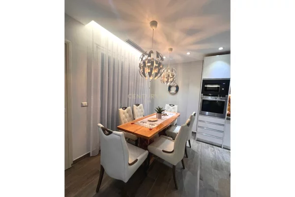 Shtepi ne shitje Vila Luksoze ne Durres, 4+1, Mobilimi E mobiluar, Pagesa 550,000  Euro.