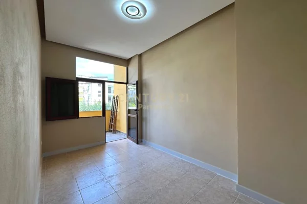 Shtepi ne shitje Apartament ne Durres, 2+1, Mobilimi E mobiluar, Pagesa 120,000  Euro.