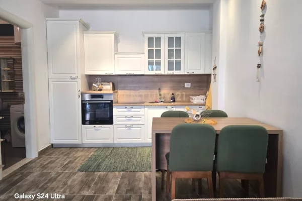 Shtepi ne shitje Apartament ne Durres, 1+1, Mobilimi E mobiluar, Pagesa 160,000  Euro.