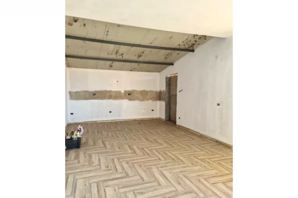 Shtepi ne shitje Apartament ne Tirane, 3+1, Mobilimi Pjeserisht e mobiluar, Pagesa 600,000  Euro.