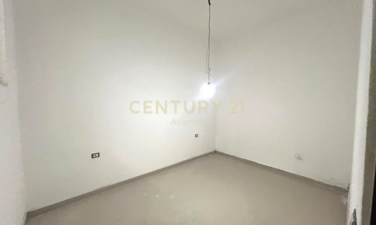 Shtepi ne shitje Apartament ne Durres, 1+1, Mobilimi Bosh, pa mobiluar, Pagesa 57,000  Euro.