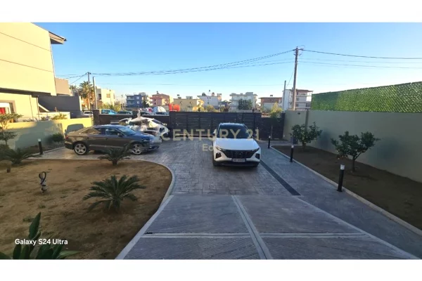 Shtepi ne shitje Vila Luksoze ne Durres, 3+1, Mobilimi E mobiluar, Pagesa 380,000  Euro.