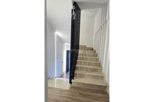 Shtepi ne shitje Vila Luksoze ne Durres, 3+1, Mobilimi E mobiluar, Pagesa 380,000  Euro.