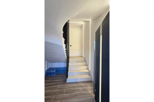 Shtepi ne shitje Vila Luksoze ne Durres, 3+1, Mobilimi E mobiluar, Pagesa 380,000  Euro.