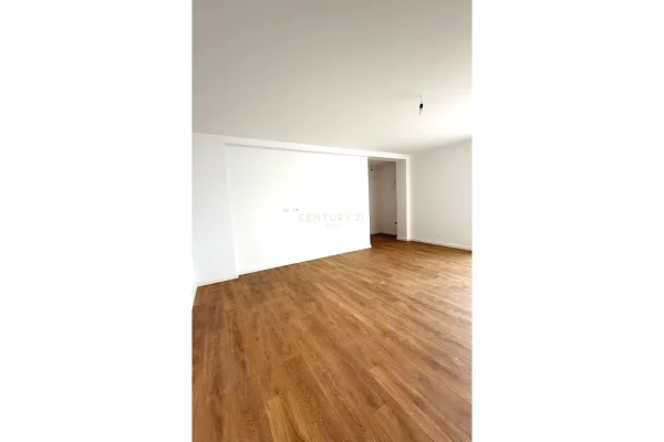 Shtepi ne shitje Apartament ne Durres, 2+1, Mobilimi Bosh, pa mobiluar, Pagesa 140,000  Euro.
