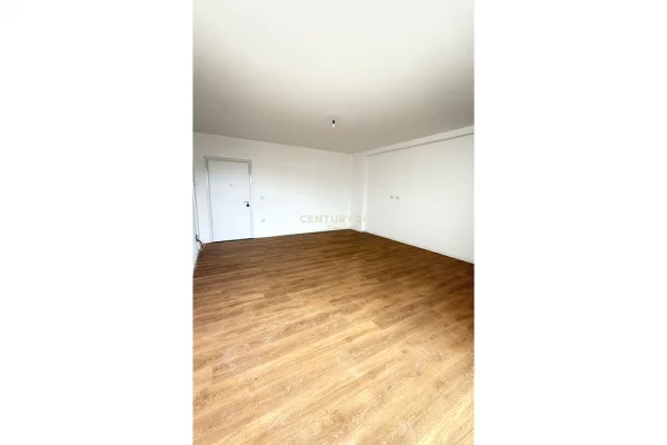 Shtepi ne shitje Apartament ne Durres, 2+1, Mobilimi Bosh, pa mobiluar, Pagesa 140,000  Euro.