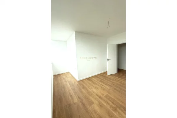 Shtepi ne shitje Apartament ne Durres, 2+1, Mobilimi Bosh, pa mobiluar, Pagesa 140,000  Euro.