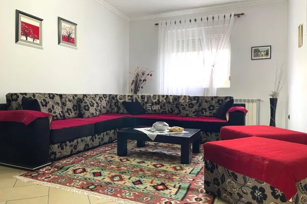 Shtepi ne shitje Vila Luksoze ne Durres, 4+1, Mobilimi E mobiluar, Pagesa 250,000  Euro.