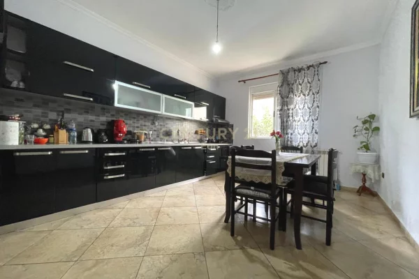 Shtepi ne shitje Vila Luksoze ne Durres, 4+1, Mobilimi E mobiluar, Pagesa 250,000  Euro.