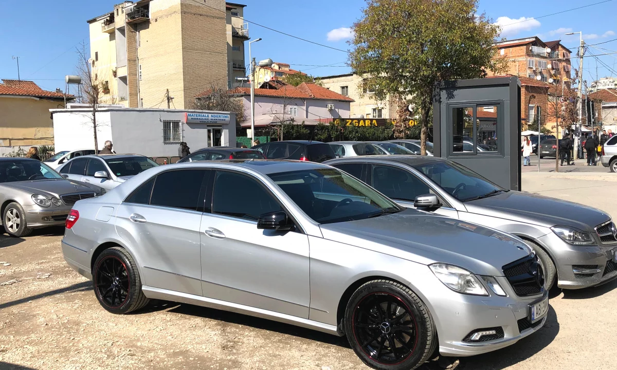 Auto in Vendita a Tirana, Mercedes-Benz, 2010 gasoline-gas,Kambio Automatik Pagamento 9,300  Euro.