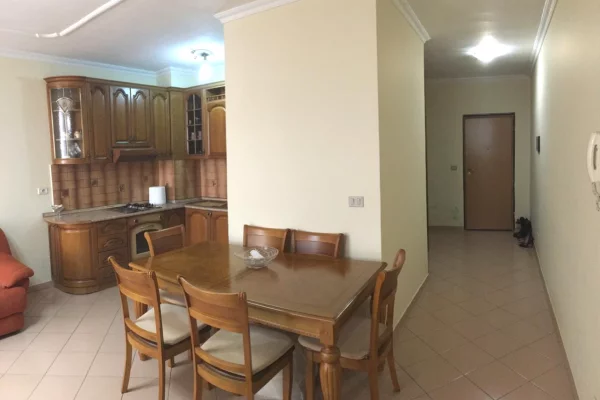 Shtepi me qera Apartament ne Tirane, 2+1, Mobilimi E mobiluar, Pagesa 550  Euro.