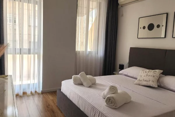 Shtepi me qera Apartament ne Tirane, 2+1, Mobilimi E mobiluar, Pagesa 75,000  Leke.