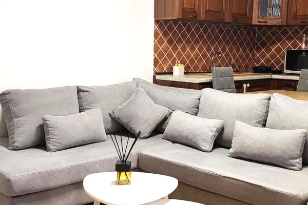 Shtepi me qera Apartament ne Tirane, 2+1, Mobilimi E mobiluar, Pagesa 75,000  Leke.