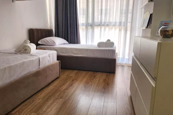 Shtepi me qera Apartament ne Tirane, 2+1, Mobilimi E mobiluar, Pagesa 75,000  Leke.