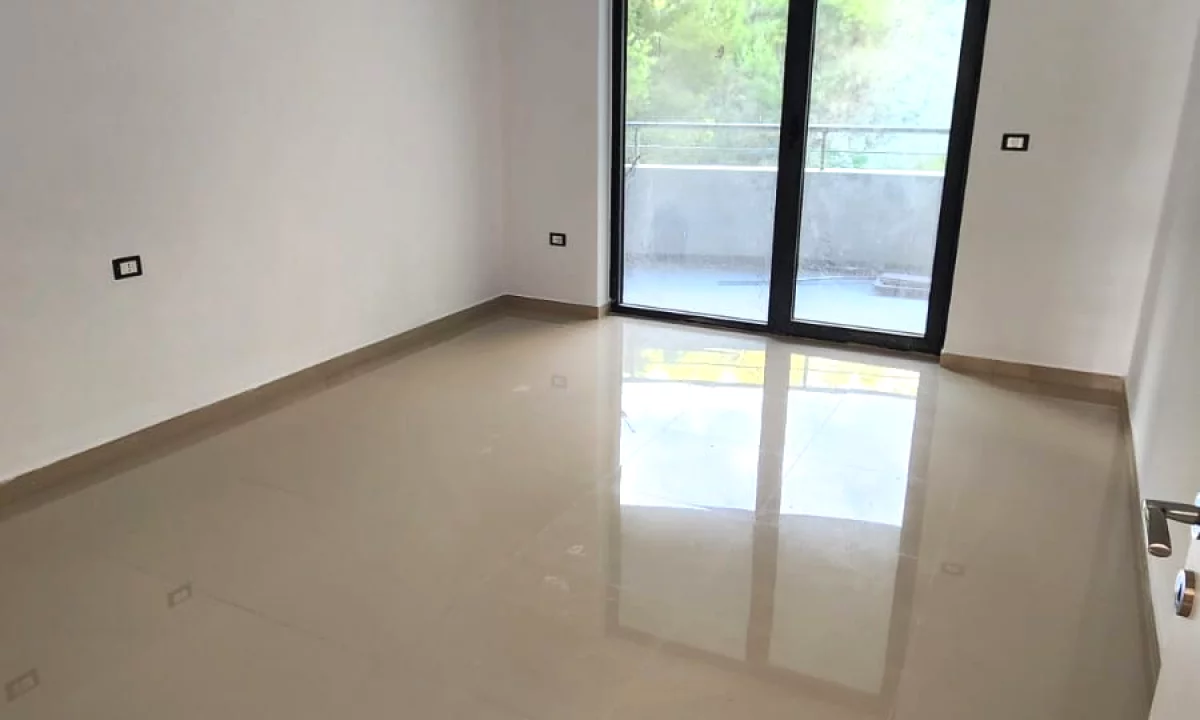 Shtepi ne shitje Apartament ne Durres, 2+1, Mobilimi Bosh, pa mobiluar, Pagesa 300,000  Euro.