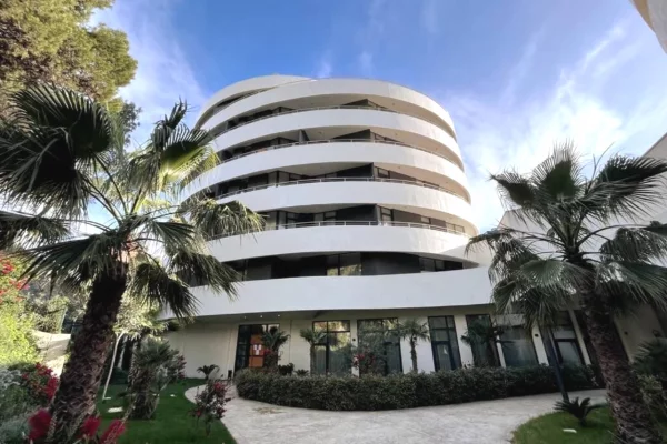 Shtepi ne shitje Apartament ne Durres, 2+1, Mobilimi Bosh, pa mobiluar, Pagesa 300,000  Euro.