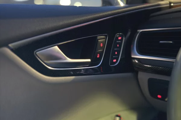 Auto in Vendita a Tirana, Audi, 2013 Benzine,Kambio Automatik Pagamento 11,000  Euro.