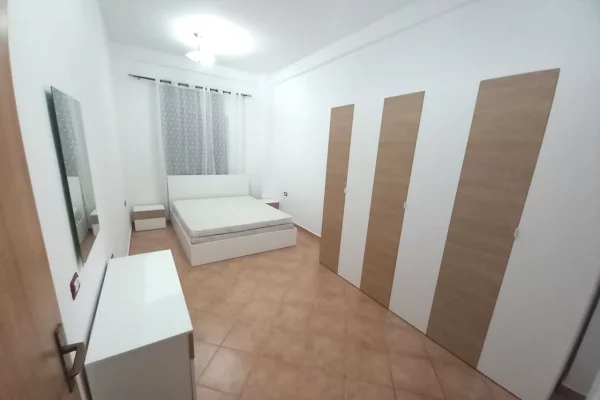 Shtepi me qera Apartament ne Tirane, 2+1, Mobilimi E mobiluar, Pagesa 400  Euro.