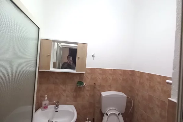 Shtepi me qera Apartament ne Tirane, 2+1, Mobilimi E mobiluar, Pagesa 400  Euro.