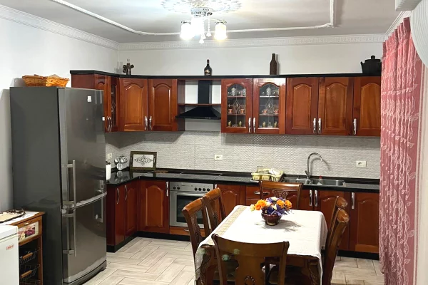 Shtepi me qera Apartament ne Tirane, 3+1, Mobilimi E mobiluar, Pagesa 430  Euro.