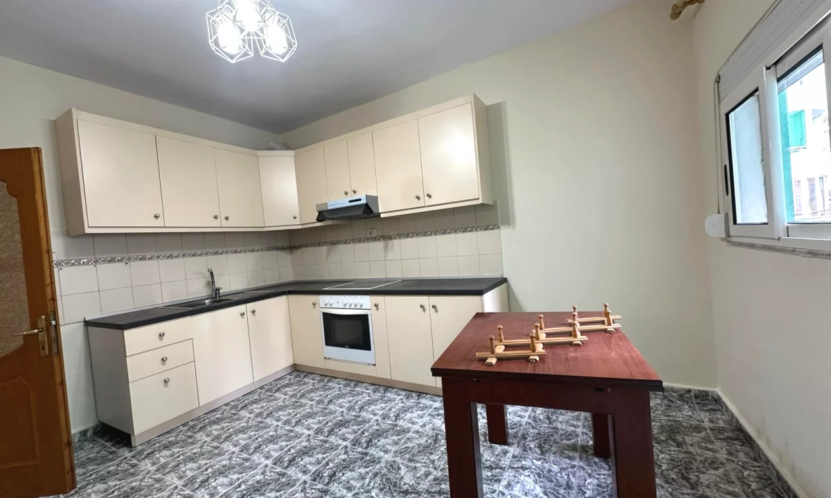 Shtepi me qera Apartament ne Tirane, 3+1, Mobilimi E mobiluar, Pagesa 700  Euro.