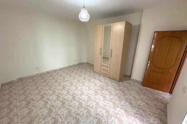 Shtepi me qera Apartament ne Tirane, 3+1, Mobilimi E mobiluar, Pagesa 700  Euro.