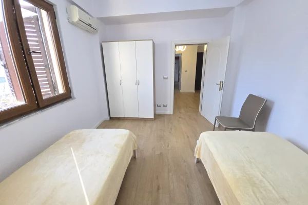 Shtepi ne shitje Apartament ne Durres, 3+1, Mobilimi E mobiluar, Pagesa 170,000  Euro.