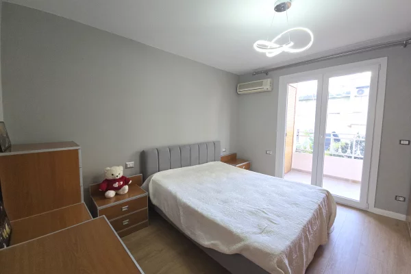 Shtepi ne shitje Apartament ne Durres, 3+1, Mobilimi E mobiluar, Pagesa 170,000  Euro.