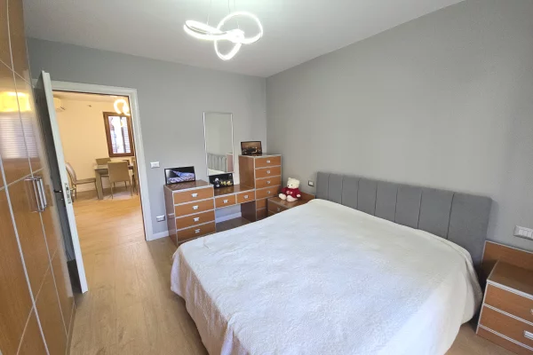 Shtepi ne shitje Apartament ne Durres, 3+1, Mobilimi E mobiluar, Pagesa 170,000  Euro.