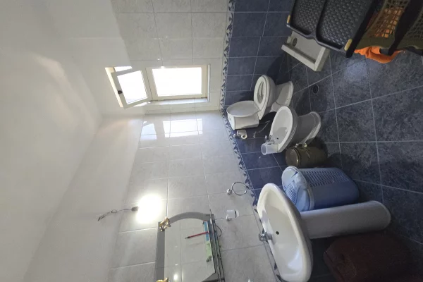 Shtepi ne shitje Apartament ne Durres, 2+1, Mobilimi E mobiluar, Pagesa 95,000  Euro.