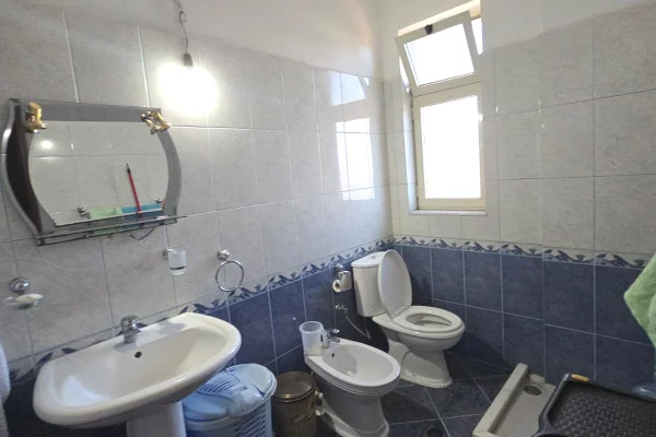 Shtepi ne shitje Apartament ne Durres, 2+1, Mobilimi E mobiluar, Pagesa 95,000  Euro.