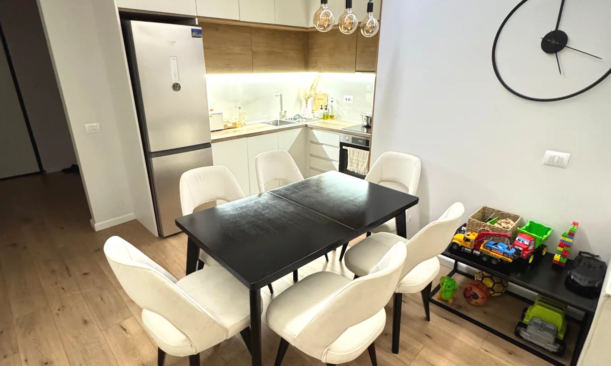 Tavoline me 6 karrige