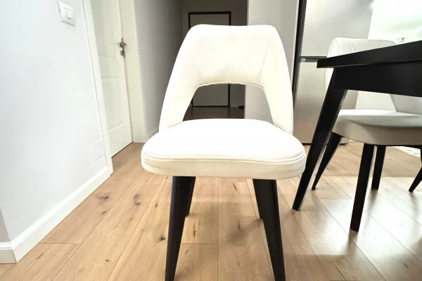 Tavoline me 6 karrige