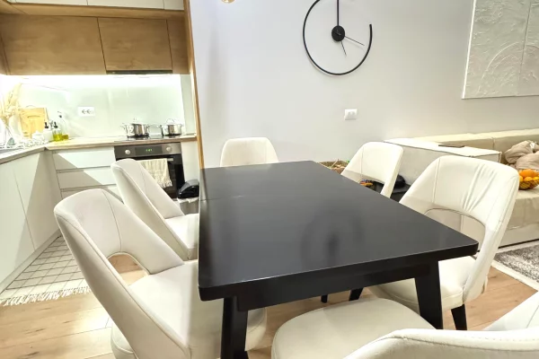 Tavoline me 6 karrige