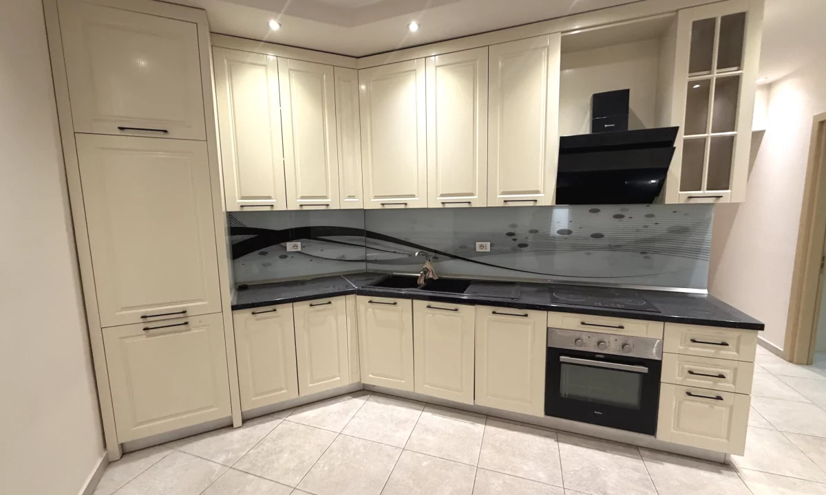 Appartamento in vendita a Tirana 2+1, Arredato