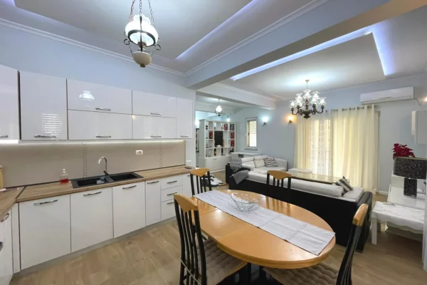 Shtepi me qera Apartament ne Tirane, 2+1, Mobilimi E mobiluar, Pagesa 950  Euro.