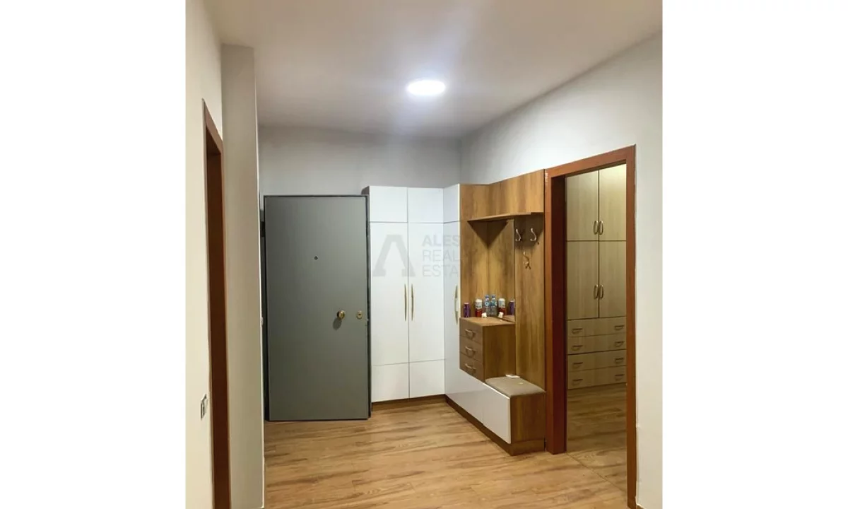Shtepi me qera Apartament ne Tirane, 2+1, Mobilimi Pjeserisht e mobiluar, Pagesa 550  Euro.
