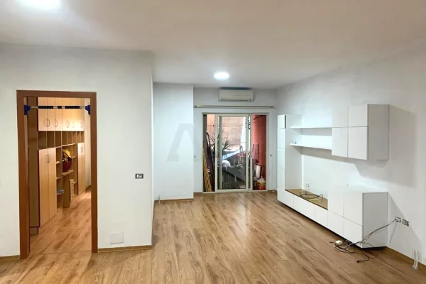 Shtepi me qera Apartament ne Tirane, 2+1, Mobilimi Pjeserisht e mobiluar, Pagesa 550  Euro.