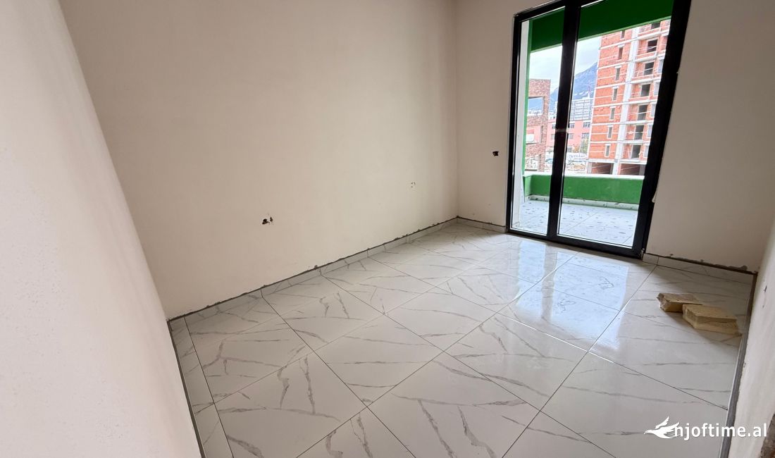 Shtepi ne shitje Apartament ne Tirane, 1+1, Mobilimi Bosh, pa mobiluar, Pagesa 80,000  Euro.